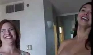 Quan tâm người bán trái cây với một lưỡi, ông bắt đầu nâng Colombia cho tình dục. Ngon miệng cô gái thích ăn dứa trong các buổi sáng, nhưng sử dụng riêng chuối cho mục đích khác. Và khi bán phát hiện ra cô ấy mùi vị, ông cung cấp cô ấy vẻ đẹp của một dứa hoàn toàn miễn phí, đưa vào phòng, những người đàn ông đã bắt đầu thưởng sex nhat ban hay nhat thức đôi môi của cô trên dương vật và những thứ rác rưởi vào âm đạo chảy.