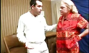 Khiêu sex nhật mới dâm video của nghịch ngợm lông trên giường. Loại lông porn, Thủ dâm trẻ, ngón tay, hôn.